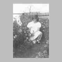 040-0052 Irma Klewitz im Garten im Jahre 1940 .JPG